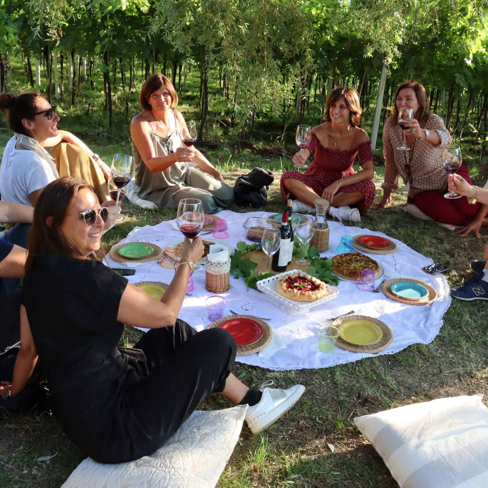 Ragazze brindano tra le vigne della Valpolicella